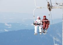 Нижня станція розташована при в'їзді на територію бази 